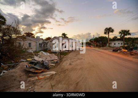 Folgen von Naturkatastrophen. Müll aus schwer beschädigten Häusern nach Sturmflut. Trümmerhaufen auf der Straßenseite in Florida Stockfoto