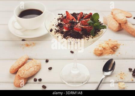 Traditionelles italienisches Tiramisu in Martini-Glas Stockfoto