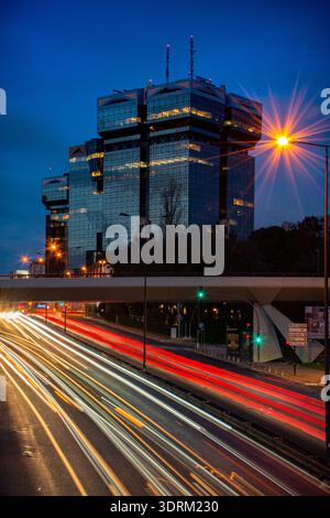 Amoreiras Shopping Center Complex in Lissabon, der tiefblaue Abendhimmel und die leuchtenden Straßenlaternen verstärken die lebhafte urbane Atmosphäre. Stockfoto