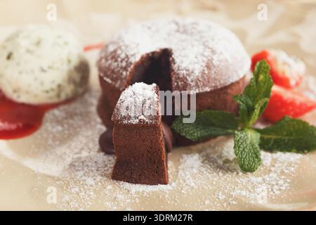 Schokoladenfondant mit Vanilleeis und Erdbeere Stockfoto