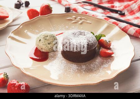 Schokoladenfondant mit Vanilleeis und Erdbeere Stockfoto