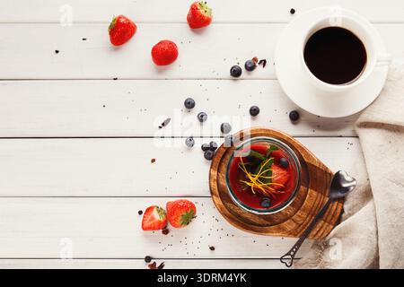Chia Pudding mit Beeren, gesundes Restaurant Dessert Stockfoto