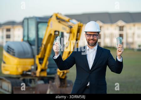 Buider-Mann in Anzug und Schutzhelm. Bauinvestor. Geschäftsmann-Investor vor der Baustelle. Erfolgreicher Investor. Ein hübscher Mann im Anzug Stockfoto
