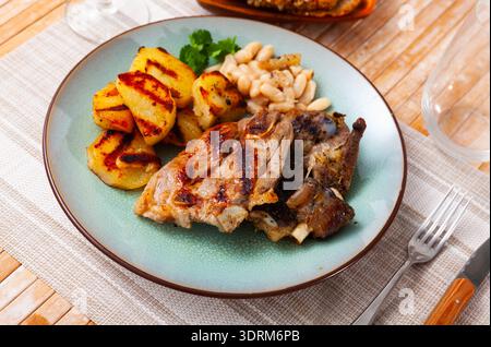 Gebratenes Lamm mit Bohnen und halber Kartoffel. Stockfoto