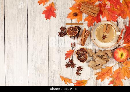 Saisonale abstrakte Komposition mit heißem Herbstgetränk, Kaffee mit Schaum, indischem Masala Chai und gefallenen Blättern, Sternanis und Stockfoto