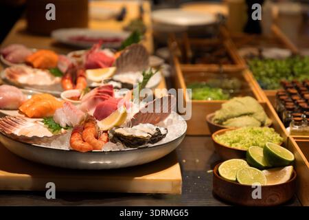 Frische Meeresfrüchte-Platte mit verschiedenen Sushi- und Beilagen Stockfoto