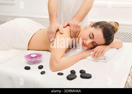 Entspannungstherapie mit Stones in Spa-Umgebung für Wellness und Körperpflege Stockfoto