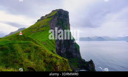 Wunderschöner Blick auf den Kallur Leuchtturm an den Klippen auf der Kalsoy Insel. Färöer, Königreich Dänemark, Nordeuropa A Stockfoto