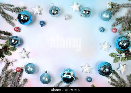 Schöner Weihnachts- und Neujahrshintergrund mit Lichtern, Dekorationen, Spielzeug mit Tannenzweigen mit Platz für Text. Urlaubskarte, Stockfoto