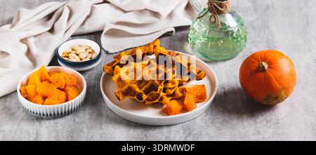 Hausgemachte Kürbiswaffeln im Herbst auf einem Teller auf dem Tischbanner Stockfoto