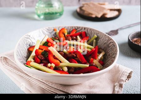 Vegetarischer Salat aus roten Bohnen, Gurke und Paprika in einer Schüssel auf dem Tisch Stockfoto
