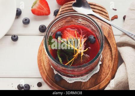 Chia Pudding mit Beeren, gesundes Restaurant Dessert Stockfoto