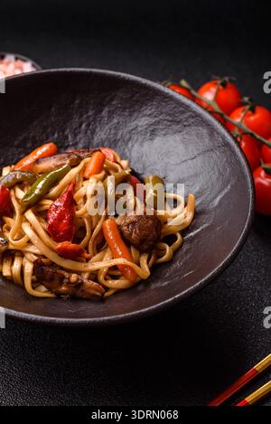 Asiatische Küche, Nudeln mit Gemüse, vegetarisches Gericht mit scharfer Sauce. Nudeln mit Gemüse als Lebensmittelhintergrund für Ihr Design Stockfoto