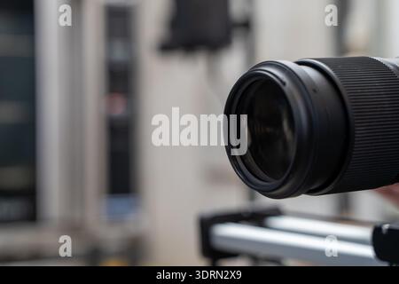 Nahaufnahme des Kameraobjektivs mit verschwommenem Innenhintergrund. Stockfoto