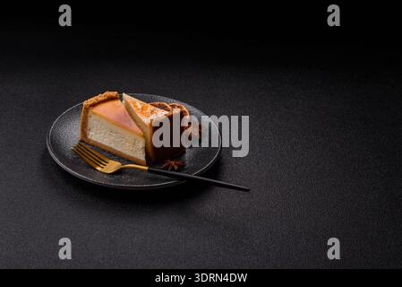 Käsekuchen, ein Stück süßer Kuchen, ein klassisches Käsedessert. Käsekuchen als Lebensmittelhintergrund Stockfoto