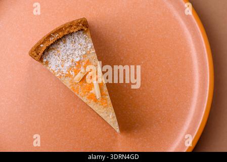 Käsekuchen, ein Stück süßer Kuchen, ein klassisches Käsedessert. Käsekuchen als Lebensmittelhintergrund Stockfoto