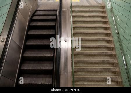 Blick auf die Rolltreppe und die Treppen nebeneinander in den Innenräumen. Stockfoto
