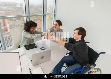 Handstapel. Teamwork-Unity-Konzept für Unternehmensgründungen. Draufsicht der verschiedenen multirassischen Geschäftsleute, die die Hände zusammenlegen. Stockfoto
