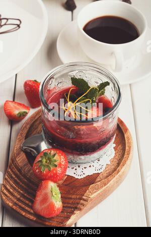 Chia Pudding mit Beeren, gesundes Restaurant Dessert Stockfoto