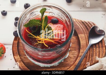 Chia Pudding mit Beeren, gesundes Restaurant Dessert Stockfoto