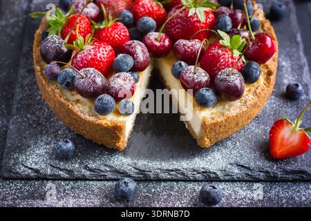 Käsekuchen mit frischen Sommerbeeren Stockfoto