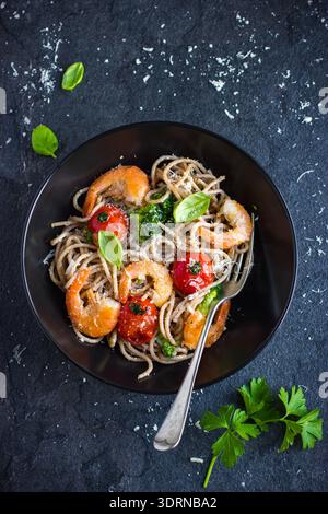 Vollkorn-Spaghetti-Pasta mit Garnelen und Brokkoli Stockfoto