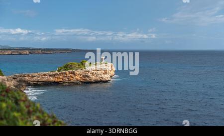 Malerischer Blick auf die Küste in Mallorica, Spanien, ruhige Meereslandschaft mit Rocky Cliffs und Leuchtturm Stockfoto