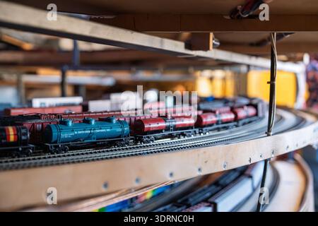 Miniatur-Zug-Set auf mehrstufigem Layout Ein nostalgisches Hobby- und Displaynachbau Stockfoto