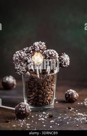Köstliche hausgemachte Kokos- und Schokoladenkuchen-Pops Stockfoto