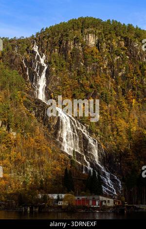 Norwegen - Modalen, Kvernhusfossen Wasserfall am Mostraumen Fjord Stockfoto