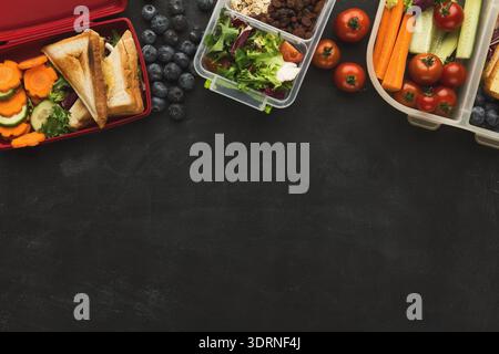 Mosaik der gesunden Mahlzeit Zubereitung mit Sandwiches, Obst und Gemüse auf einer dunklen Oberfläche Stockfoto