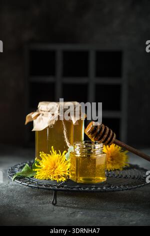 Löwenzahnmarmelade im Glasgefäß Stockfoto