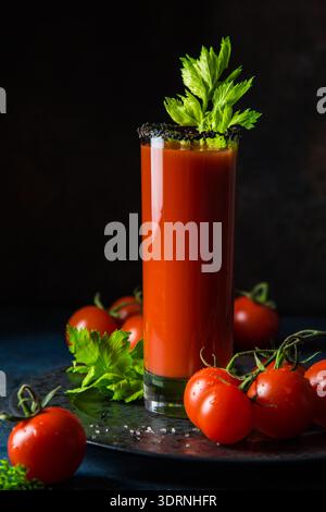 Gläser Tomatensaft serviert mit Gurke und Sellerie Stockfoto
