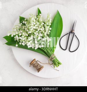 Lily aus dem Tal blüht auf weißem Holzbrett Stockfoto