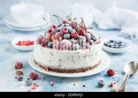 Vanilleeiskuchen mit gefrorenen Beeren Stockfoto