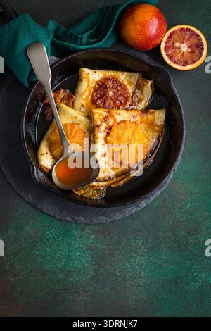 Crepes suzette, leckere Pfannkuchen mit Orangensauce Stockfoto