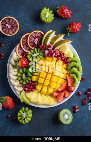 Köstliche Platte mit Früchten und Beeren Stockfoto