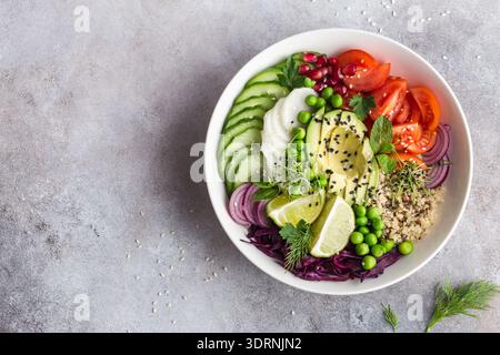 Gesunde vegane Mittagsschale. Avocado, Quinoa, Tomaten, Gurken, Rotkohl, grüne Erbsen und Rettich-Gemüsesalat. Stockfoto