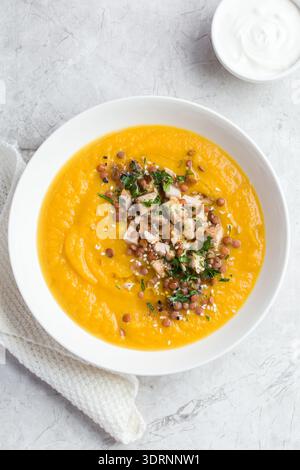 Kürbis-Linsen-Creme-Suppe in einer weißen Schüssel Stockfoto