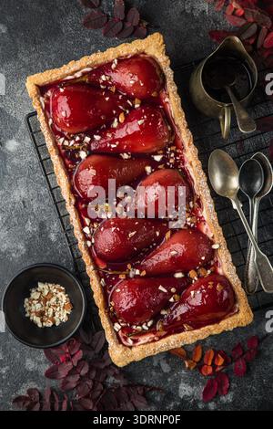 Tarte mit Rotwein pochierten Birnen Stockfoto