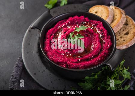 Gesunder hausgemachter Rote-Bete-Hummus Stockfoto