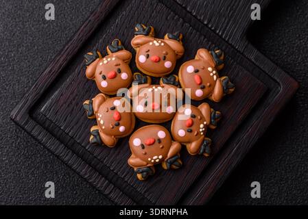 Lebkuchen, Weihnachtskekse und dekorative Weihnachtsgebäck. Lebkuchen zu Weihnachten Stockfoto