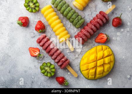 Set aus farbenfrohen Eis mit frischen Früchten und Beeren Stockfoto