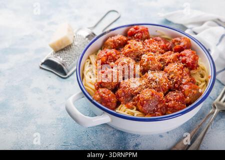 Spaghetti-Pasta mit Fleischbällchen in Tomatensauce Stockfoto