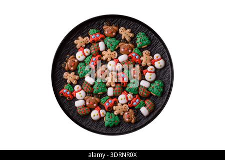 Lebkuchen, Weihnachtskekse und dekorative Weihnachtsgebäck. Lebkuchen zu Weihnachten Stockfoto