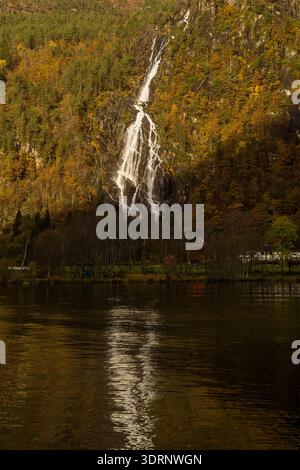 Norwegen - Mo, Kvernhusfossen Wasserfall am Mostraumen Fjord Stockfoto