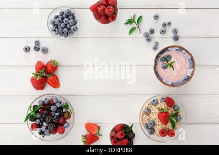 Frisches Obst und Joghurt in Collage-Anordnung auf einem Holztisch Stockfoto