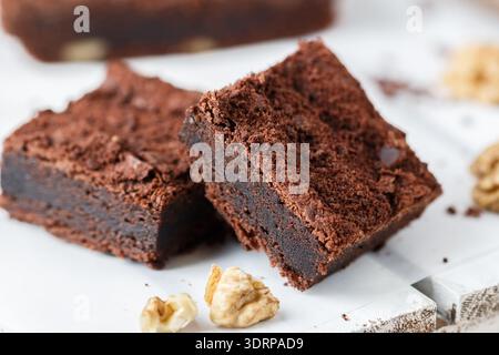 Hausgemachte Schokoladen-Brownies mit Walnüssen. Trüffelkuchen. Köstliches Dessert aus nächster Nähe. Selektiver Fokus Stockfoto