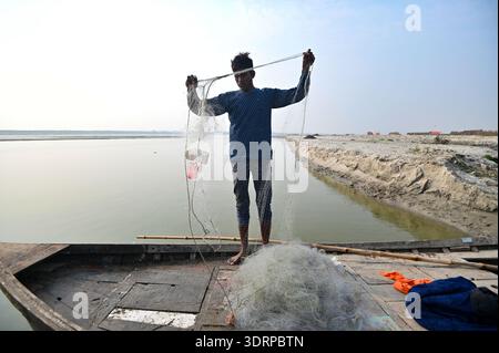 Prayagraj, Uttar Pradesh, Indien. Februar 2026. Prayagraj: Ein Fischernetz in Prayagraj am Donnerstag, 19. Februar 2026. (Kreditbild: © Prabhat Kumar Verma/ZUMA Press Wire) NUR REDAKTIONELLE VERWENDUNG! Nicht für kommerzielle ZWECKE! Stockfoto