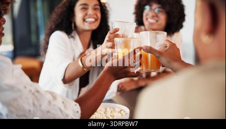 Hände, Freunde und Toast mit einer Feier zu Hause, um sich zu verbinden, zu entspannen und für ein Wiedersehen aufgeregt. Menschen, Gruppe und Brille für Leistung Stockfoto